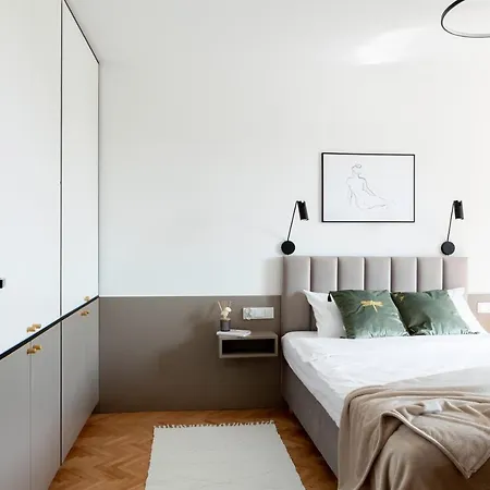 Apartament 32 *